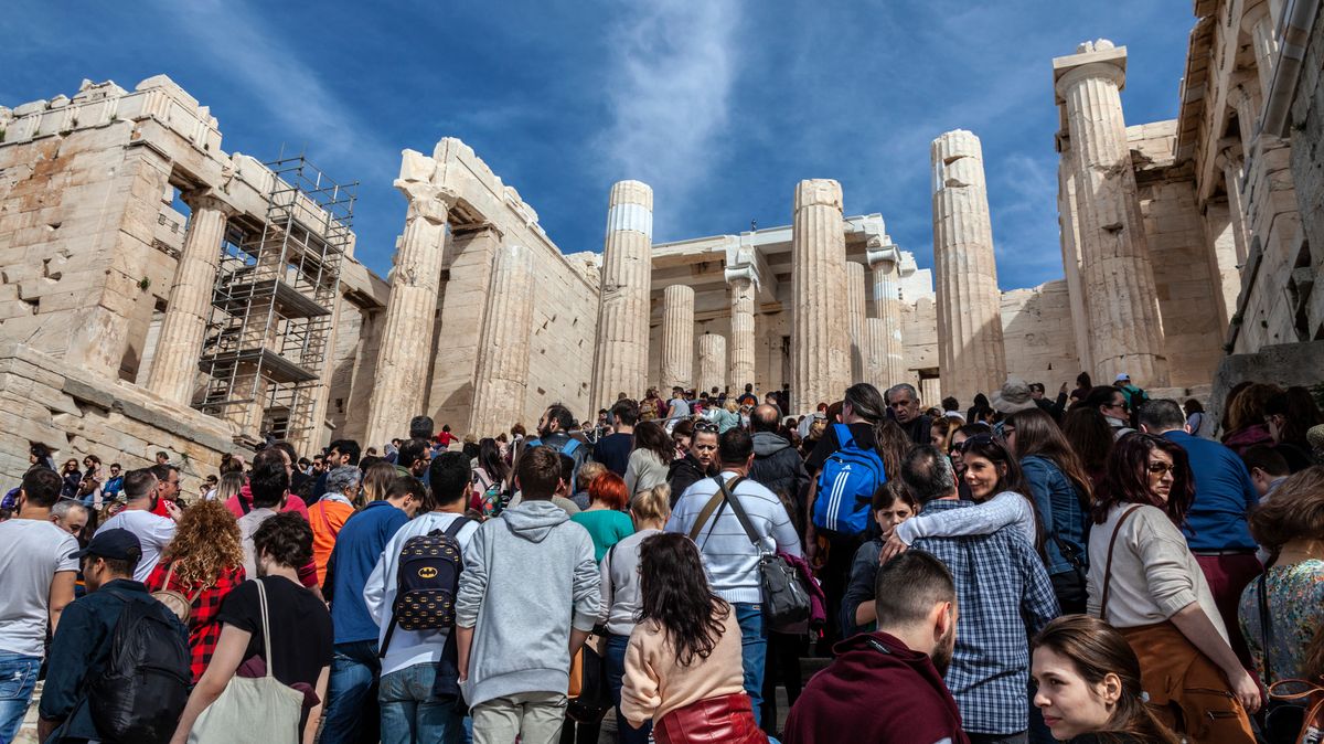 Příliš mnoho turistů. Athénská Akropole zavádí opatření, jak je omezit